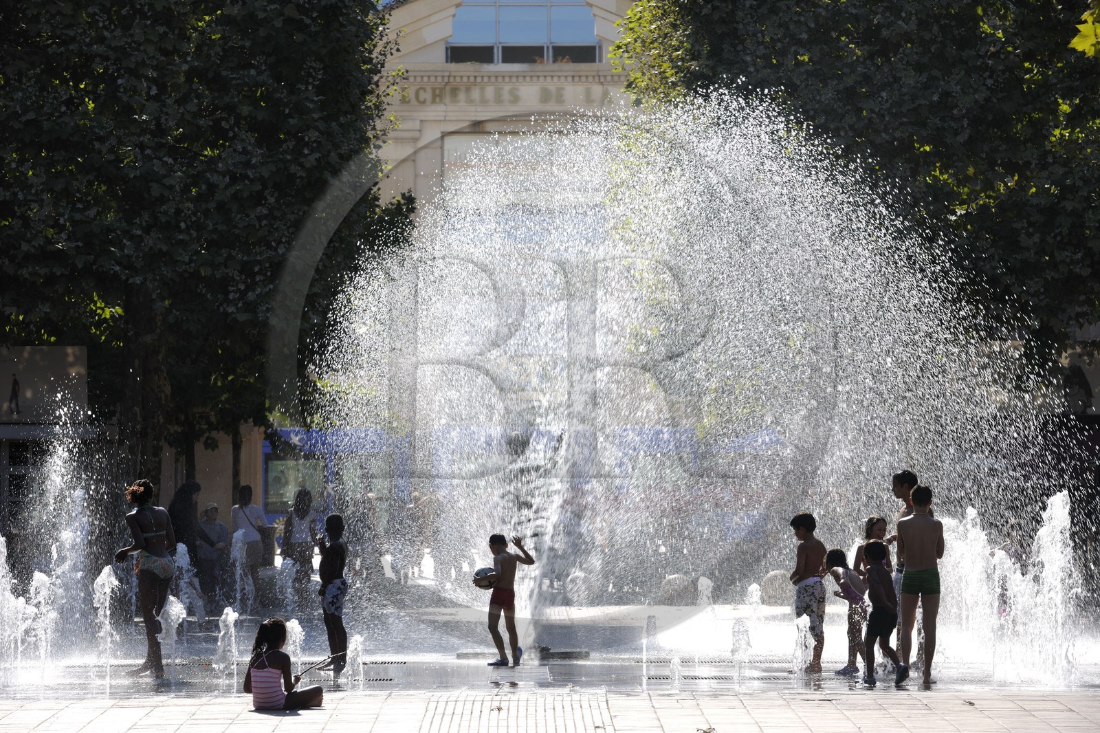 France, Hérault (34), Montpellier, quartier Antigone de l'architecte Ricardo Bofill, la fontaine de la place du Nombre d'Or