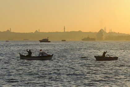 Turquie, Istanbul, bateaux de pêcheurs sur le Bosphore avec la Corne d'Or en arrière plan