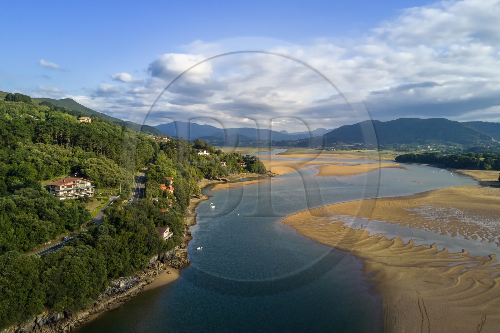 Espagne, Pays basque espagnol, Biscaye, région de Gernika-Lumo, Réserve de biosphère d'Urdaibai, estuaire du fleuve Oka à marée basse au sud de Mundaka (vue aérienne)