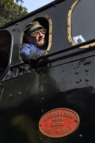 France, Alpes-Maritimes (06), Puget Théniers, Daniel Bonneau bénévole du G.E.C.P. qui restaure et exploite le Train des Pignes, aujourd'hui mécanicien (et donc conducteur) de locomotive