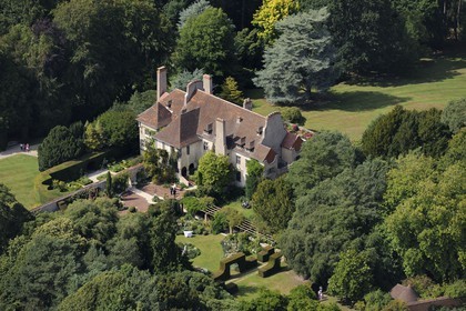 France, Seine-Maritime (76), Varengeville-sur-Mer, manoir du domaine Le Bois des Moutiers (vue aérienne)