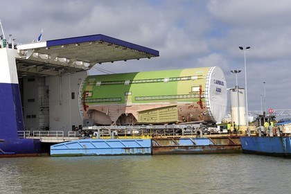 France, Loire-Atlantique (44), port autonome de Nantes Saint-Nazaire, terminal roulier de Gron - Montoir de Bretagne, embarquement d'une pièce de l'airbus A380
