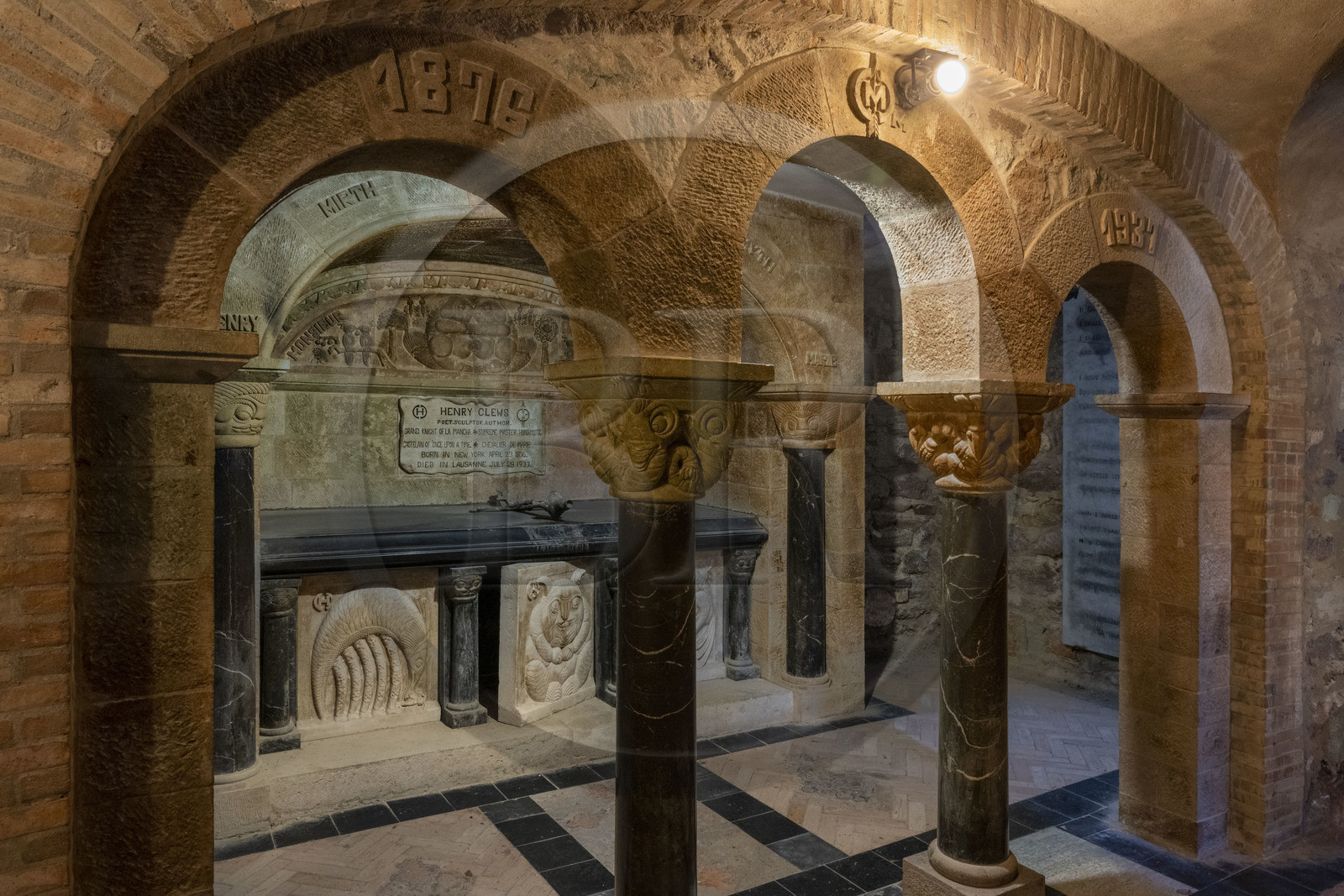 France, Alpes-Maritimes (06), Mandelieu-la-Napoule, chateau de La Napoule (XII-XIXe siècle) reconstruit en grande partie au début du XXème siècle par le couple américain Henry et Marie Clews, crypte où repose le couple dans des tombes entrouvertes qui se font face