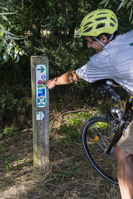France, Maine-et-Loire (49), vallée de la Loire classée au Patrimoine Mondial par l'UNESCO, Saumur, randonnée à bicyclette sur les berges de la Loire, panneau de signalisation de La Loire à Vélo