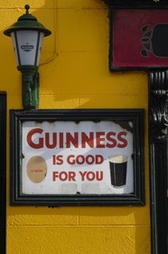 Irlande, Co. Kildare, Naas, anciennes publicités devant un pub