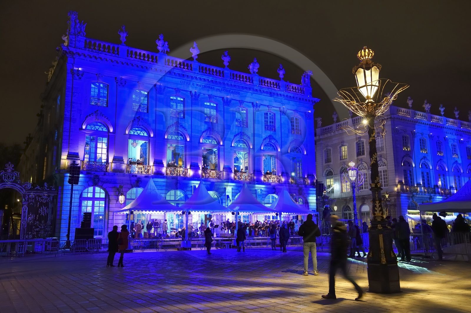 France, Meurthe-et-Moselle (54), Nancy, place Stanislas (ancienne Place Royale) lors de la fête de la Saint-Nicolas, classée Patrimoine Mondial de l'UNESCO, la Fanfare des Enfants du Boucher joue depuis l'Opera National de Lorraine