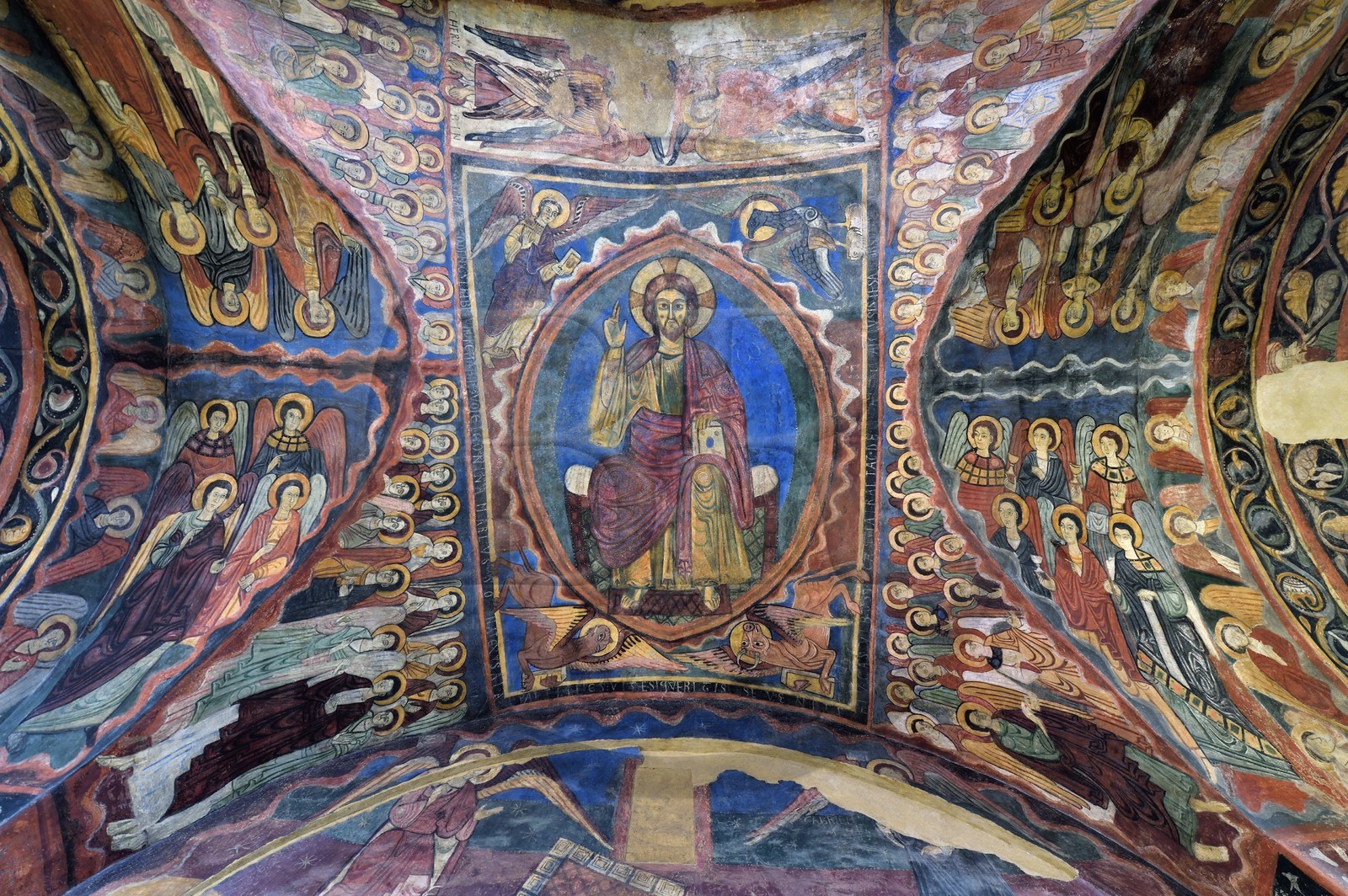 France, Haute-Loire (43), Brioude, la Basilique Saint-Julien de Brioude de style roman auvergnat, fresques du XIIIe siècle de la chapelle Saint Michel, Christ en gloire est entouré des quatre évangélistes, des anges et des saints