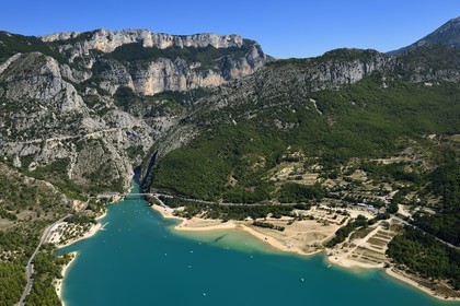 Var (83) rive gauche et Alpes-de-Haute-Provence (04) rive droite, Parc Naturel Régional du Verdon, les Gorges du Verdon débouchant sur le lac de Sainte Croix, pont du Galetas (vue aérienne)
