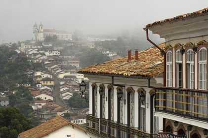 Brésil, Etat du Minas Gerais, ville de Ouro Preto, centre historique classé Patrimoine Mondial de l 'UNESCO, igreja de Santa Egenia dos Pretos et rue Claudio Manuel (Route de l'or, Estrada Real)