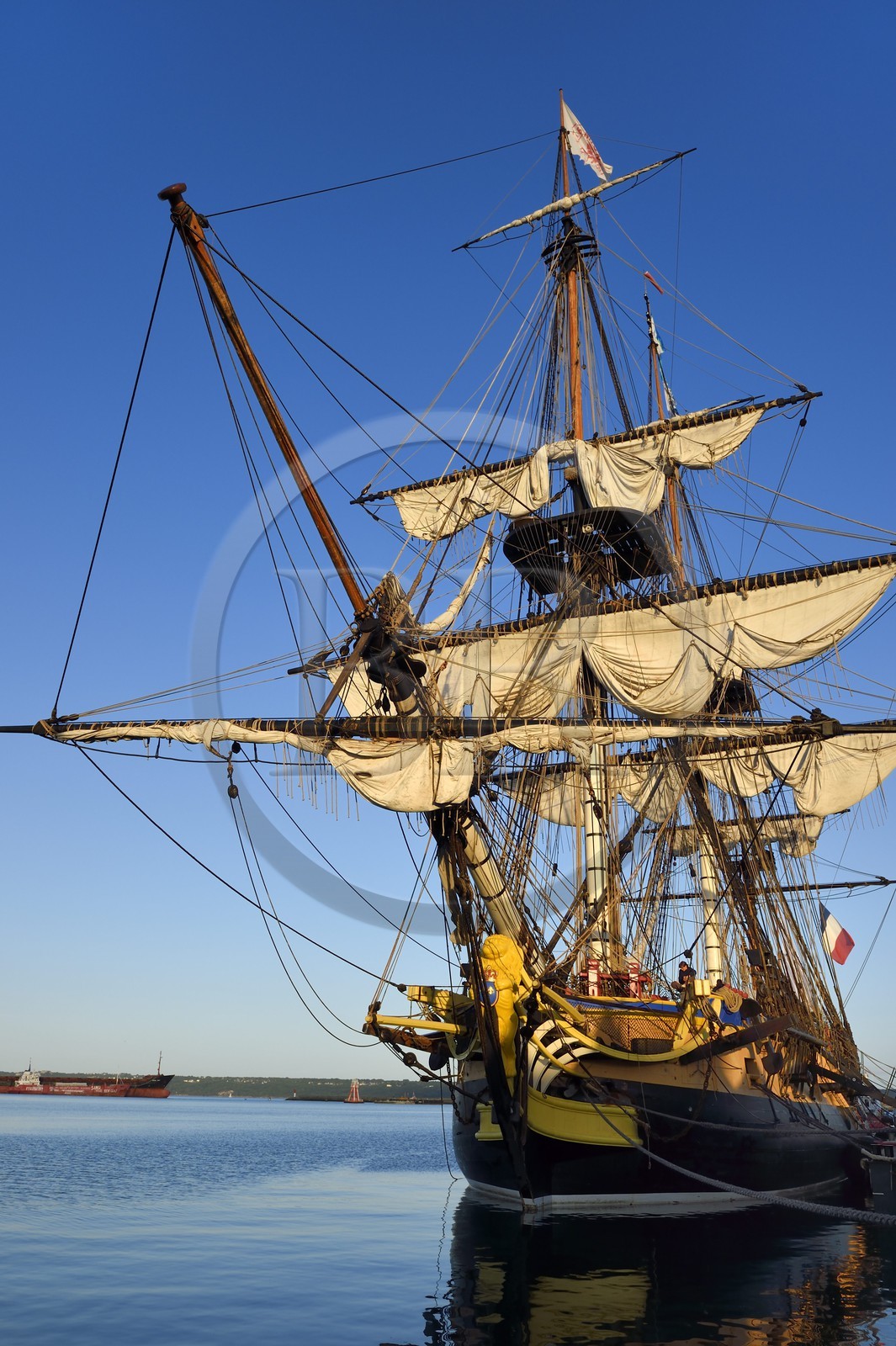 France, Finistère (29), port de Brest, la frégate L'Hermione, réplique du trois-mats qui transporta le marquis de Lafayette en Amérique en 1780, figure de proue