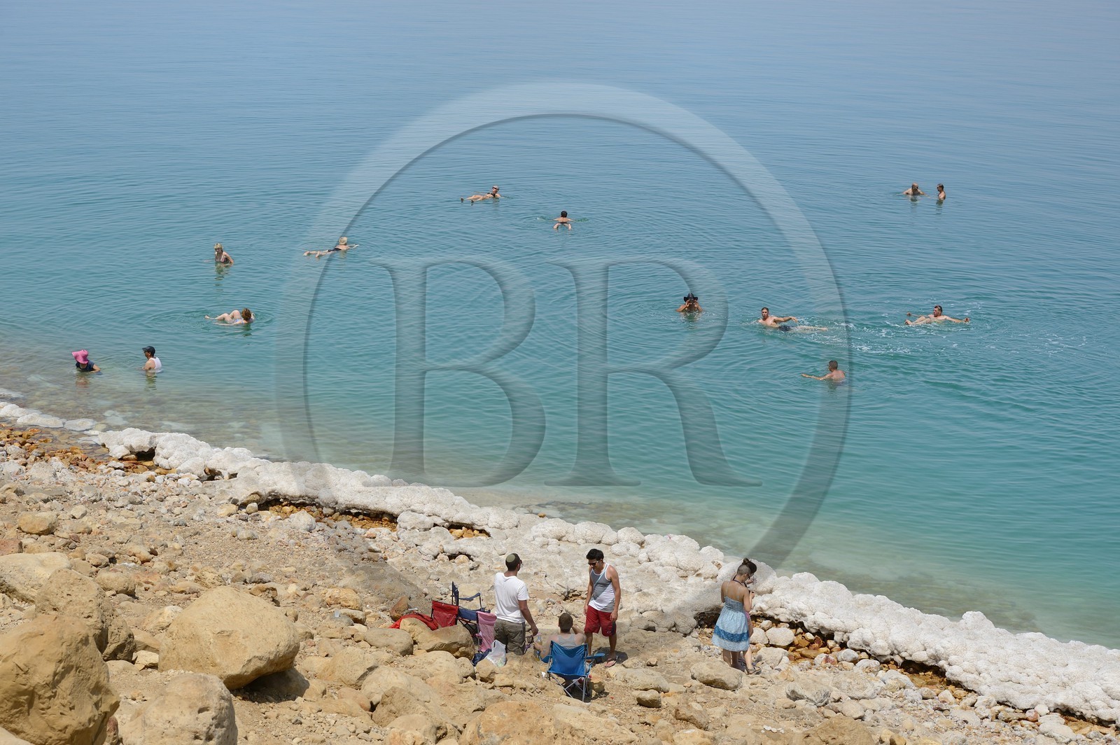 Israel, District sud,  baigneurs à la plage de Ein Gedi sur la Mer Morte, concrétions salines