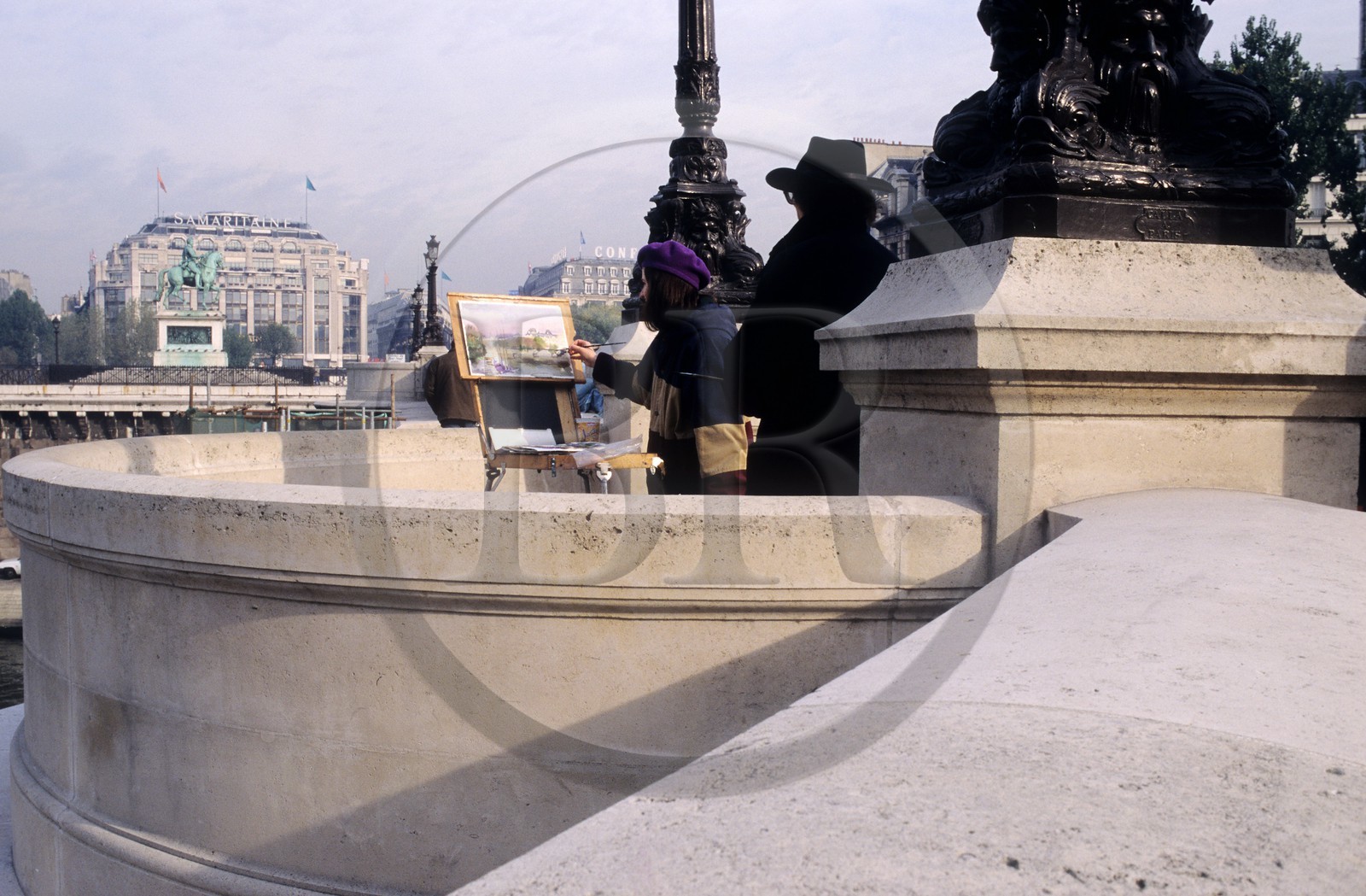 France, Paris (75), peintre sur le Pont Neuf avec le grand magasin la Samaritaine en fond (Archives - photographie prise avant la fermeture du magasin)
