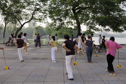 Vietnam, Hanoï, vieille ville, lac Hoan Kiem appelé le petit lac ou lac de l'épée restituée, femmes pratiquant le Tai chi
