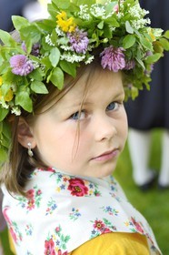 Suède, comté de Dalécarlie, région de Leksand, jeune fille en costume traditionnel pour les célébrations du solstice d'été dans le petit hameau de Sunnanäng