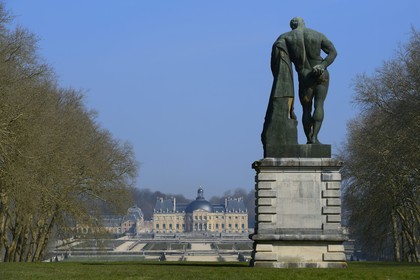 France, Seine-et-Marne (77), Maincy, le château de Vaux-le-Vicomte,  la façade sud du château et la statue d' Ulysse au premier-plan