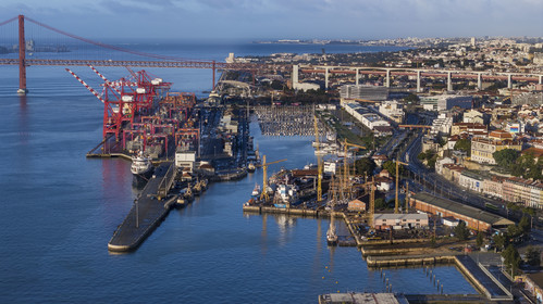 Portugal, Lisbonne, le port de Lisbonne et le Doca de Alcantara sur les rives du Tage, le Ponte 25 de Abril en arrière plan (vue aérienne)