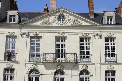 France, Loire-Atlantique (44), Nantes, maison d'armateur quai Turenne sur l'ancienne Ile Feydeau qui penche terriblement témoignant de la difficulté de construction sur le terrain marécageux