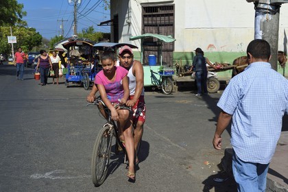 Nicaragua, Leon, Sutiaba district, couple on a bicycle in Calle Ruben Dario