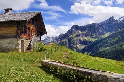 Switzerland, Canton of Vaud, Ormont-Dessus, Les Diablerets, farm to the Lake Retaud above the Col du Pillon and the Schluchhorn mountain in the background