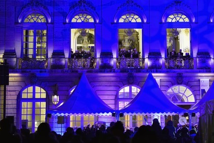 France, Meurthe-et-Moselle (54), Nancy, place Stanislas (ancienne Place Royale) lors de la fête de la Saint-Nicolas, classée Patrimoine Mondial de l'UNESCO, la Fanfare des Enfants du Boucher joue depuis l'Opera National de Lorraine
