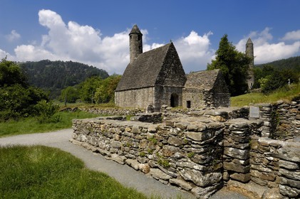 Irlande, comté de Wicklow, région des Monts Wicklow, site monastique de Glendalough,  église Saint Kevin et la Tour Ronde