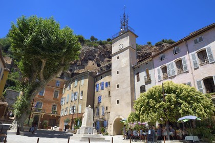 France, Var (83), Provence Verte, Cotignac, la Place de la Mairieet sa Tour de l'horloge en contrebas de la falaise de tuf de 80 mètres de haut et 400 mètres de large