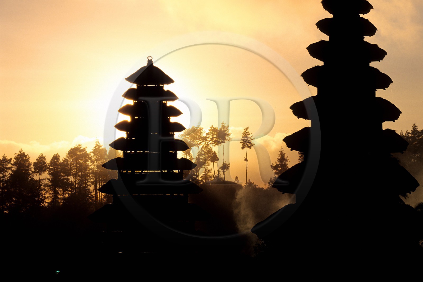 Indonésie, île de Bali, pura (temple) Besakih, méru à toits multiples du pura Penataran Agung se dressant vers le ciel