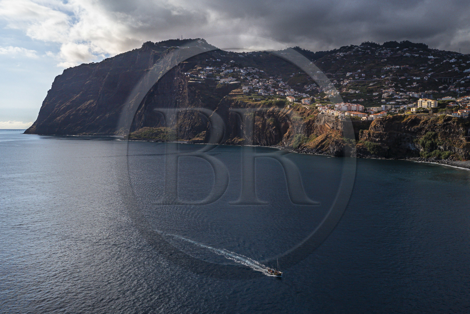 Portugal, Ile de Madère, Camara de Lobos, la falaise du Cap Girao, la deuxième la plus haute du monde à 589 mètres (vue aérienne)