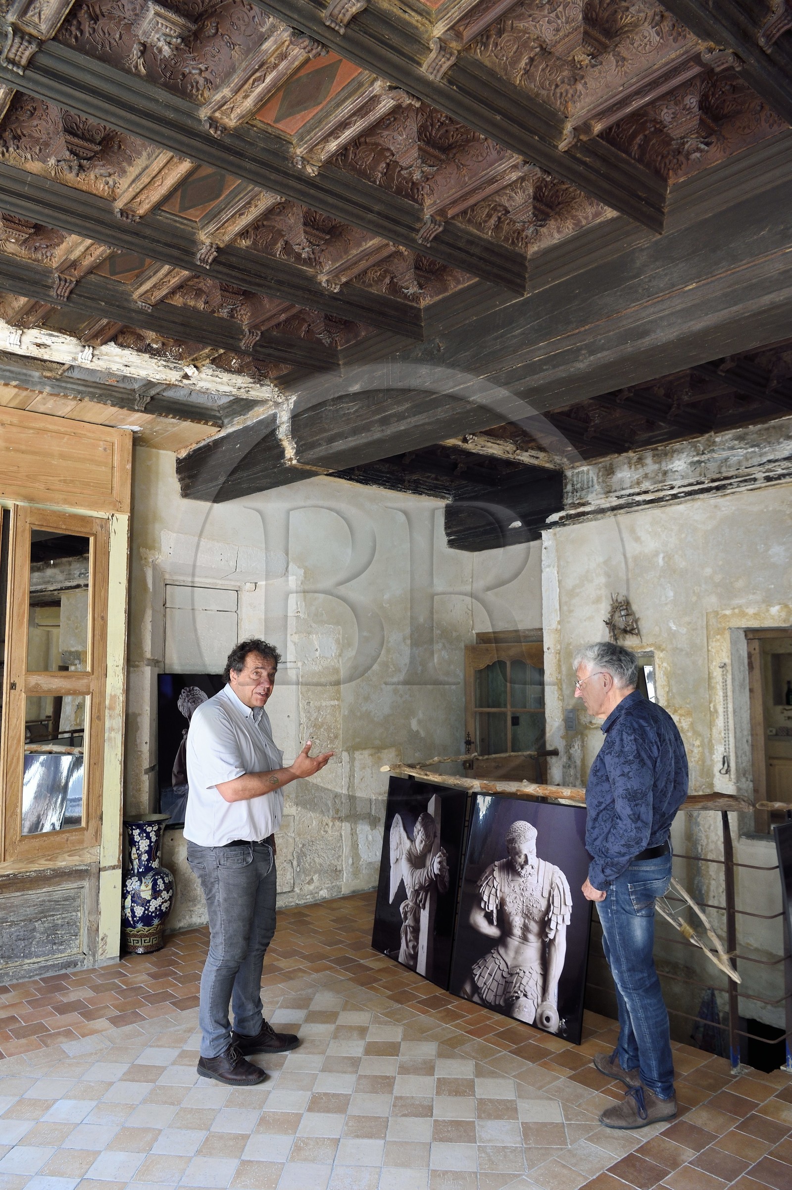 France, Meuse (55), Saint-Mihiel, maison du sculpteur de la Renaissance Ligier Richier, plafond à caissons sculpté en terre cuite moulée au décor géométrique (vers 1540), Francis Rembert propriétaire de la maison à gauche