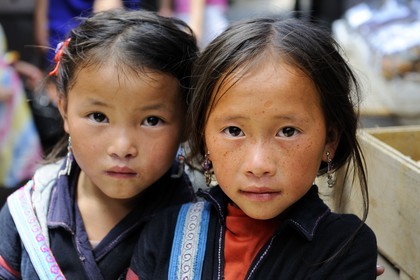 Vietnam, Lao Cai province, city of Sapa, young girls from Black Hmong minority group