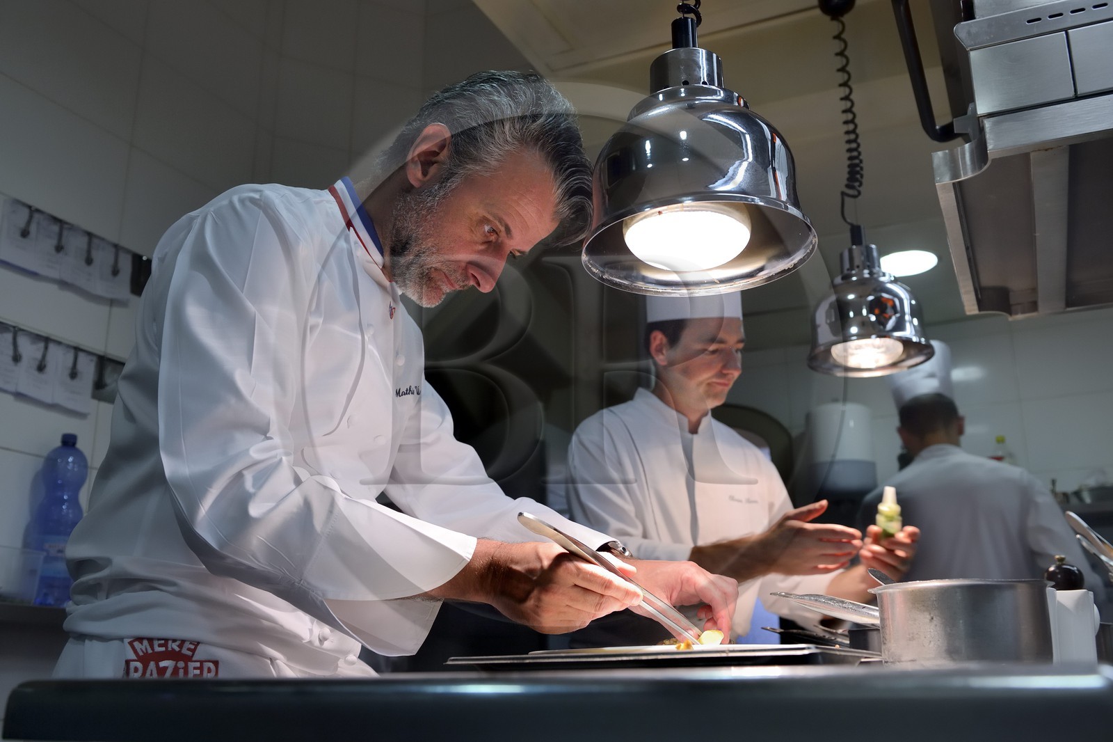 France, Rhône (69), Lyon, restaurant de la Mère Brazier fondé en 1921 par Eugénie Brazier, Mathieu Viannay Chef doublement étoilé au guide Michelin et sa brigade en cuisine