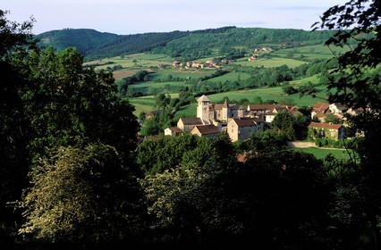 France, Saône-et-Loire (71), village de Blanot, l' Ancien prieuré attenant à l' église au clocher à toiture débordante