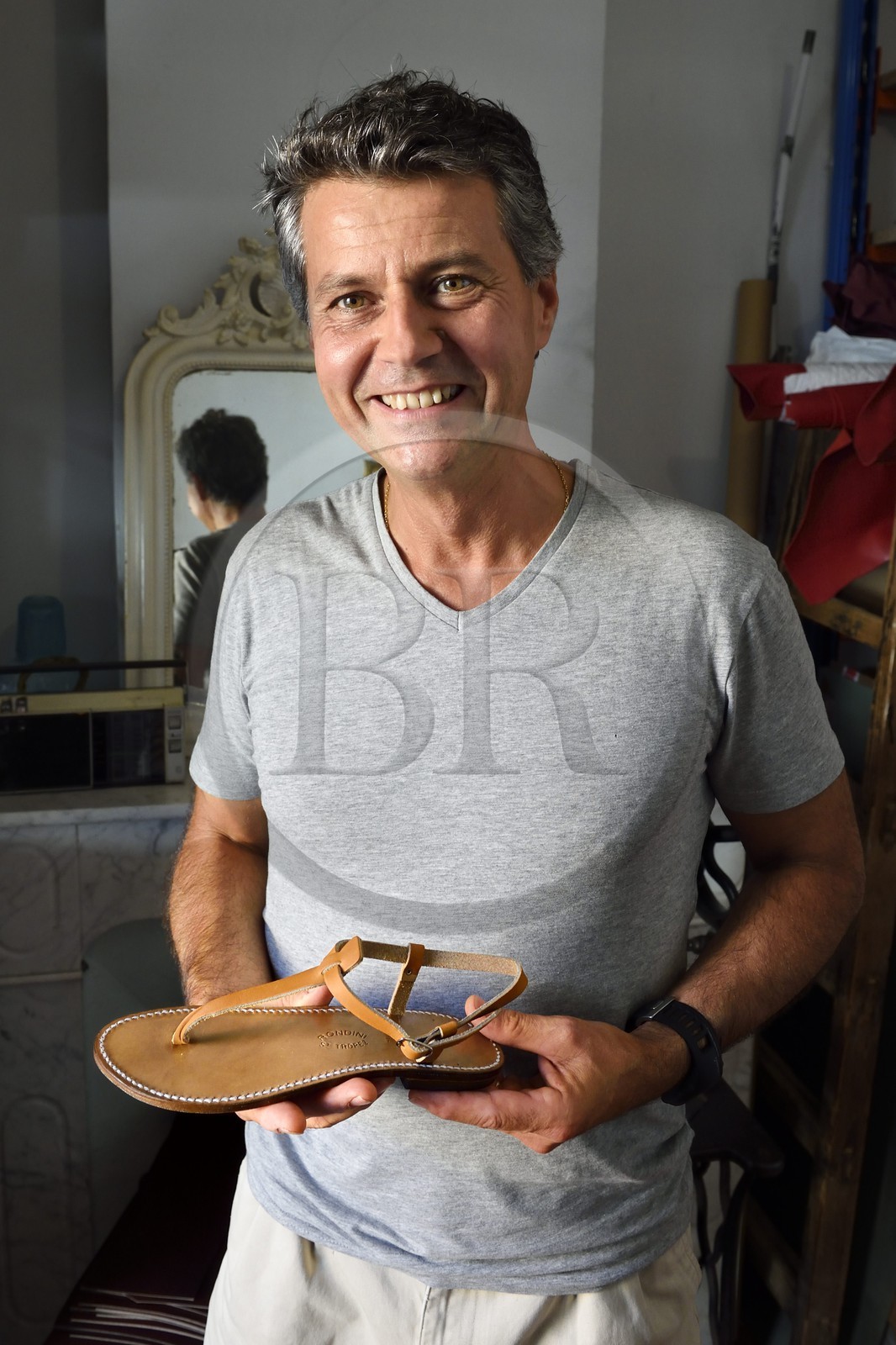 France, Var (83), Saint-Tropez, fabrication des Sandales Tropéziennes (les sandales Rondini), Alain Rondini avec le modèle Salomé