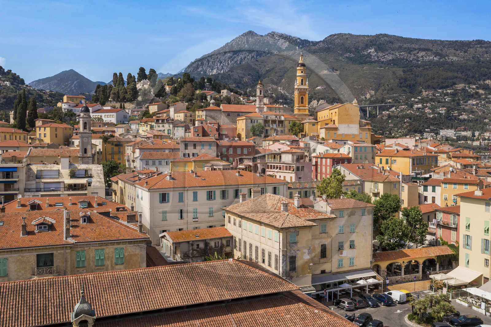 France, Alpes-Maritimes (06), Menton, la vieille ville dominée par la Basilique Saint Michel (vue aérienne)