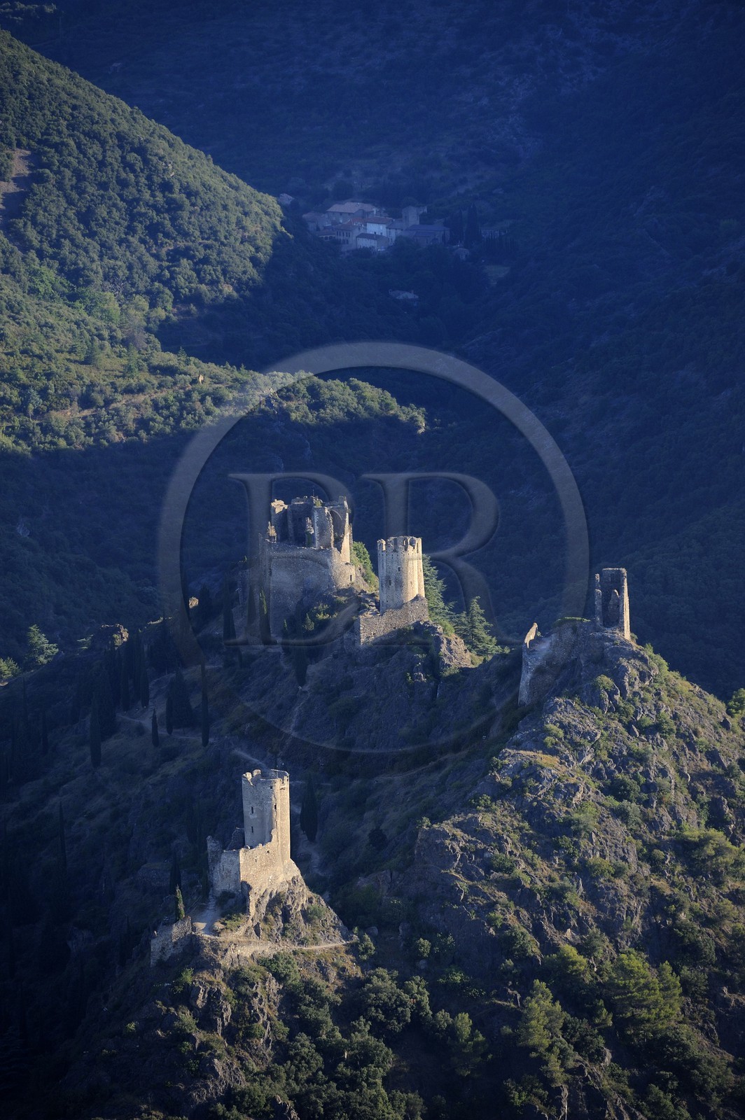 France, Aude (11), les tours du château cathare de Lastours (vue aérienne)