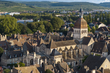 France, Côte-d'Or (21), les climats de Bourgogne classés Patrimoine Mondial de l'UNESCO, Beaune, la basilique collégiale Notre-Dame de Beaune et la Côte de Beaune en arrière plan (vue aérienne)