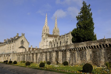 France, Finistère (29), Quimper, les anciens remparts sur le Bvd Amiral de Kuerguelen et la cathédrale Saint-Corentin