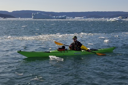 Groenland, cote ouest, baie de Disko, baie de Quervain, kayak progressant au milieu des icebergs
