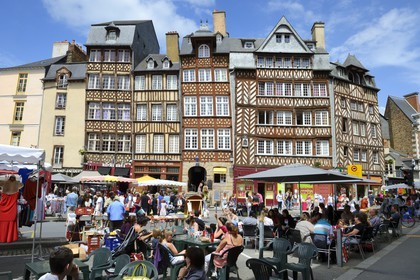 France, Ille-et-Vilaine (35), Rennes,  la place du Champ Jacquet est bordée de maisons à pans de bois du XVIIème siècle