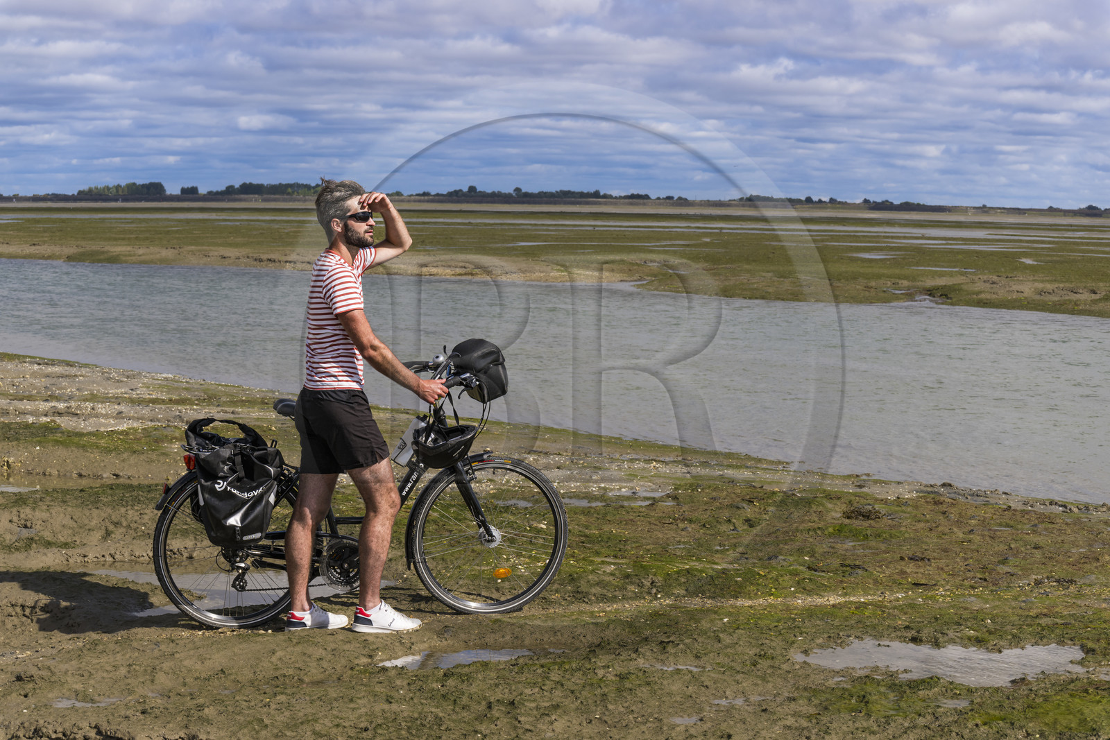 France, Vendée (85), île de Noirmoutier, Barbatre, cycliste sur l'estran en bordure du passage du Gois, chaussée submersible qui relie l'île au continent à marrée basse