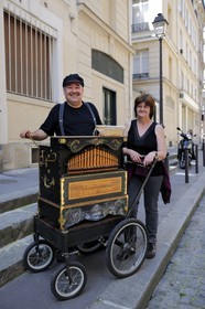 France, Paris (75), Gustave Corvers de Courcelles en Belgique, musicien de rue au piano mécanique accompagné de son épouse, dans les rues du 5ème arrondisement (web62 msn.com)