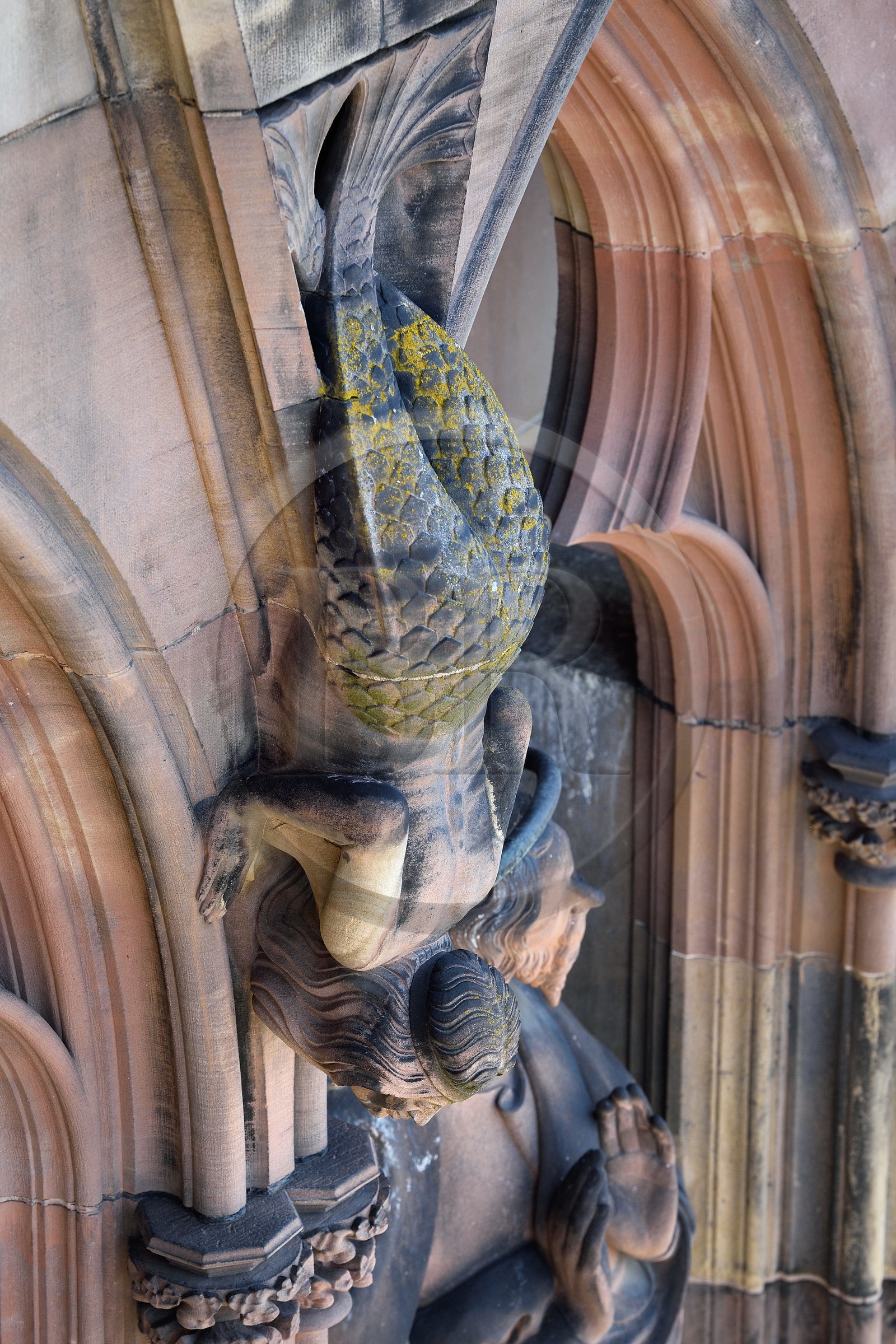 France, Bas-Rhin (67), Strasbourg, vieille ville classée au Patrimoine Mondial de l'UNESCO, la cathédrale Notre-Dame, la facade occidentale, la galerie des apotres, êtres difformes et chimériques sur les colonnes entre les apotres, une sirène