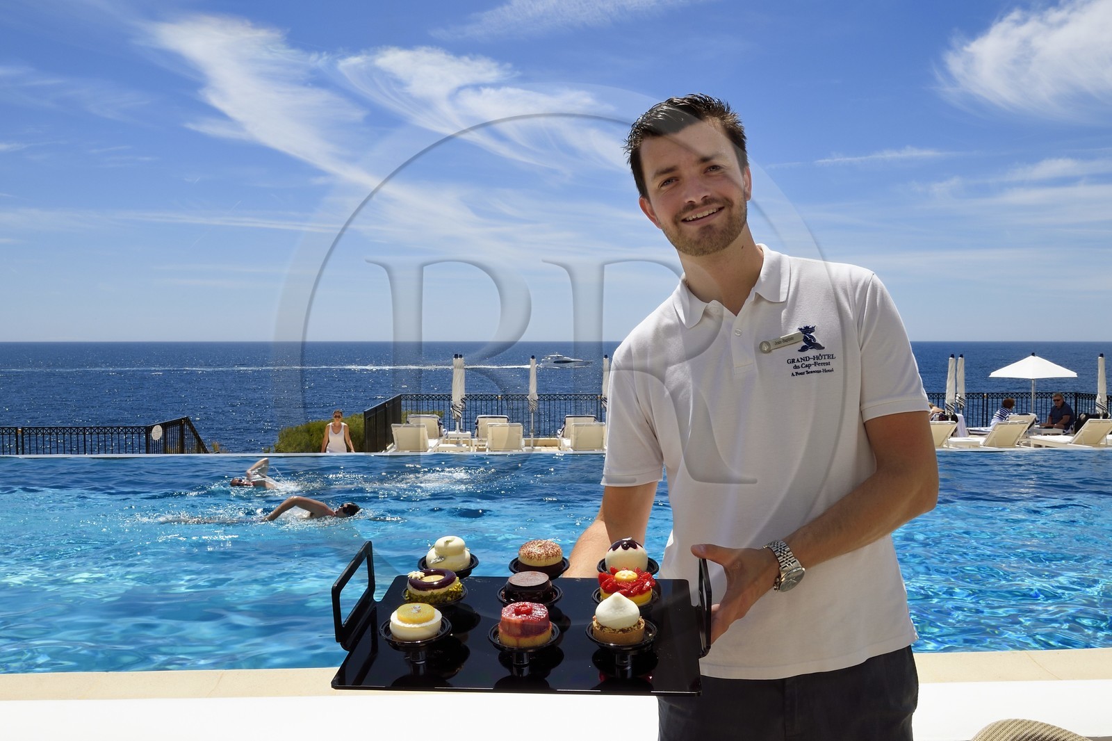 France, Alpes Maritimes (06), Saint-Jean-Cap-Ferrat, Grand-Hotel du Cap-Ferrat, palace 5 étoiles du groupe Four Seasons Hotel, le chic Club Dauphin au bord de la piscine et face à la mer, un serveur du restaurant présente la farandole des desserts France, Alpes Maritimes (06), Saint-Jean-Cap-Ferrat, Grand-Hotel du Cap-Ferrat, palace 5 étoiles du groupe Four Seasons Hotel, le chic Club Dauphin au bord de la piscine et face à la mer, un serveur du restaurant présente la farandole des desserts