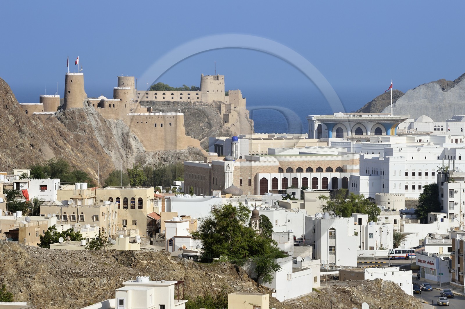 Sultanat d'Oman, Mascate, vieille ville de Mascate, le palais royal de Mascate à droite et le Fort Al-Mirani à gauche Sultanat d'Oman, Mascate, vieille ville de Mascate, le palais royal de Mascate à droite et le Fort Al-Mirani à gauche