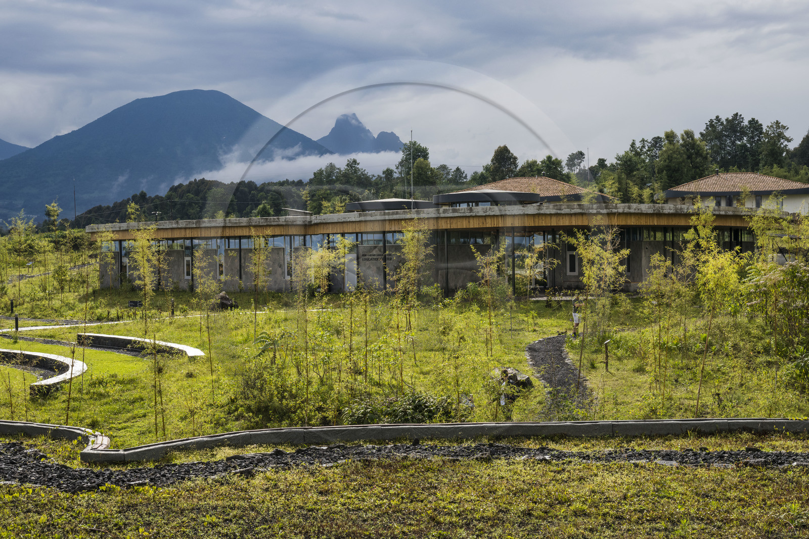 Rwanda, Province du Nord, District de Musanze (Ruhengeri), Kinigi, Campus Ellen DeGeneres du Dian Fossey Gorilla Fund par l'architecte MASS Design Group, le batiment du Rob and Melani Walton Education Center, le Mont Visoke à gauche et le Mont Mikeno (situé au Congo) au centre en arrière plan
