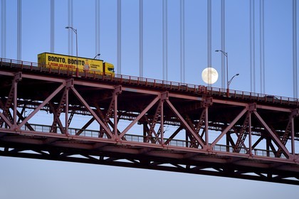 Portugal, Lisbonne, le pont du 25 de Abril sur le Tage