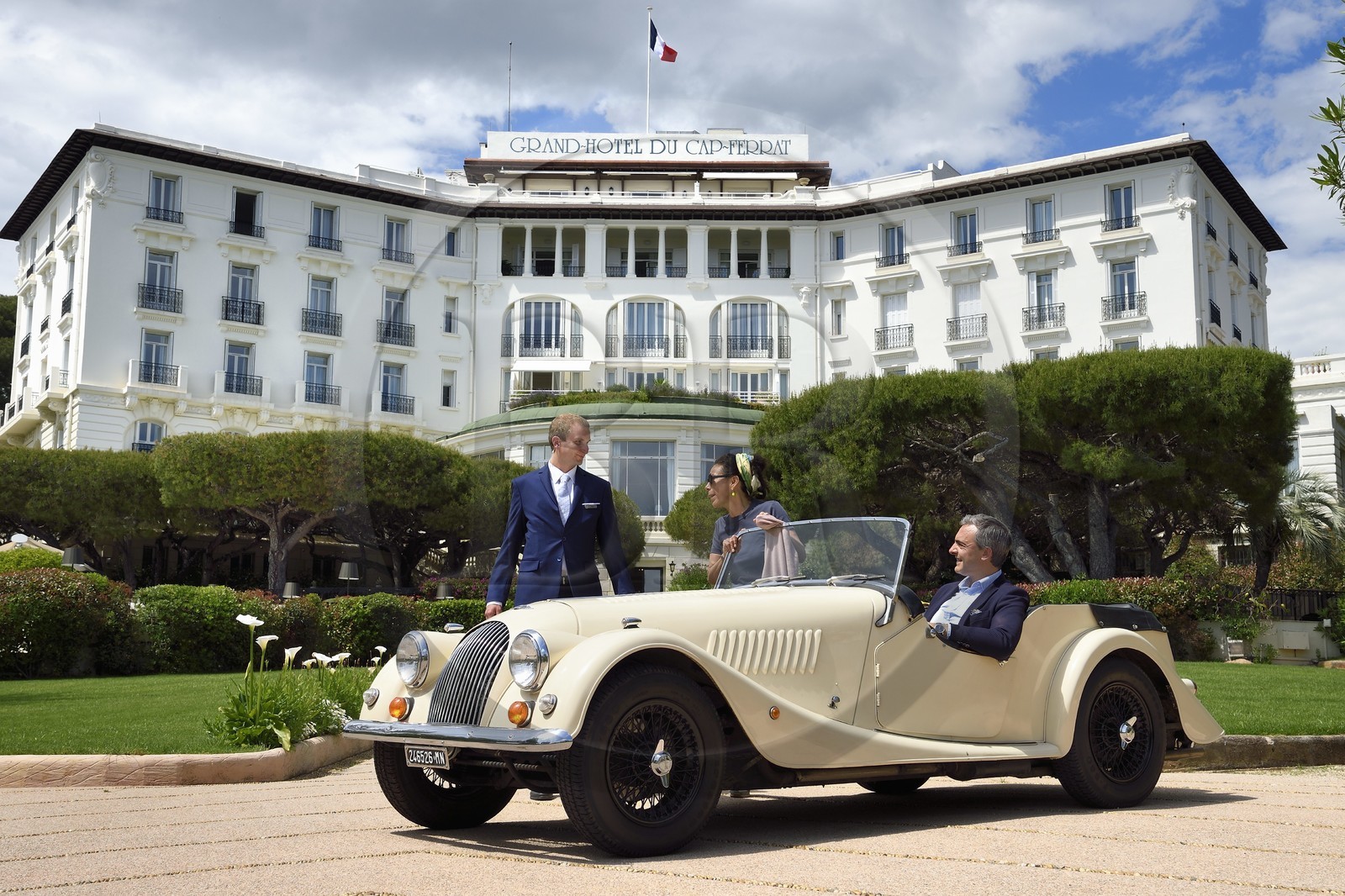 France, Alpes Maritimes (06), Saint-Jean-Cap-Ferrat, Grand-Hotel du Cap-Ferrat, palace 5 étoiles du groupe Four Seasons Hotel, le portier accueille des clients en Morgan Roadster 4 4