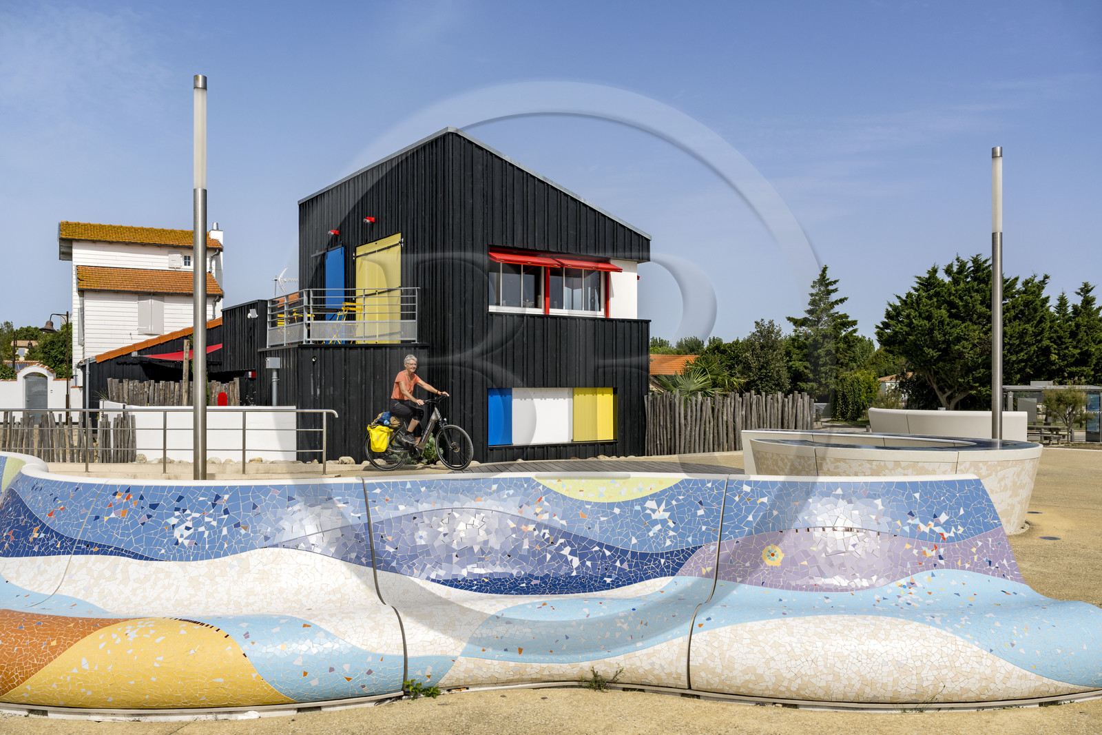 France, Charente-Maritime (17), Yves, sur la piste cyclable de la Vélodyssée au front de mer des Boucholeurs