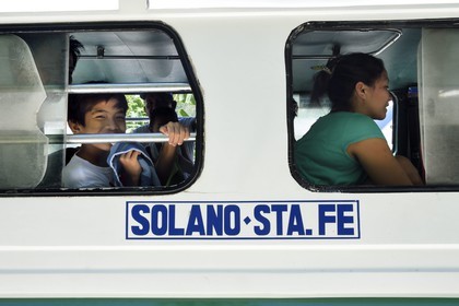 Philippines, province de Nueva Ecija, region de Bambang, jeepney (jeep allongée pour le transport de passagers)