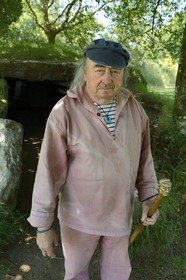 France, Finistère (29), parc naturel régional d'Armorique, Monts d'Arrée, Brennilis, le conteur Claude Le Lann explique la mythologie locale, les phénomènes energétiques et la puissance tellurique de certains sites, comme ici avec le dolmen de Ti Ar Boudiged
